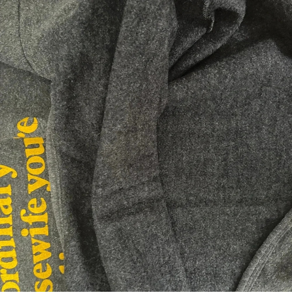 3/4 sleeve “this is no ordinary housewife” sweatshirt size L/XL - Picture 13 of 13